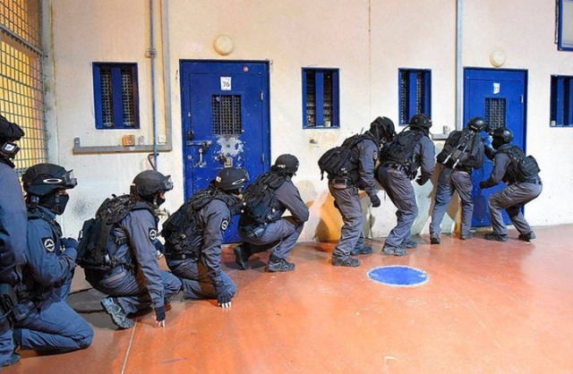 إصابة عشرات الأسرى إثنان بحالة حرجة بإعتداء الاحتلال على سجن النقب