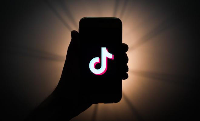 الاتصالات: 9 مخاطر لتطبيق «التيك توك» تُهدّد المجتمع الفلسطيني