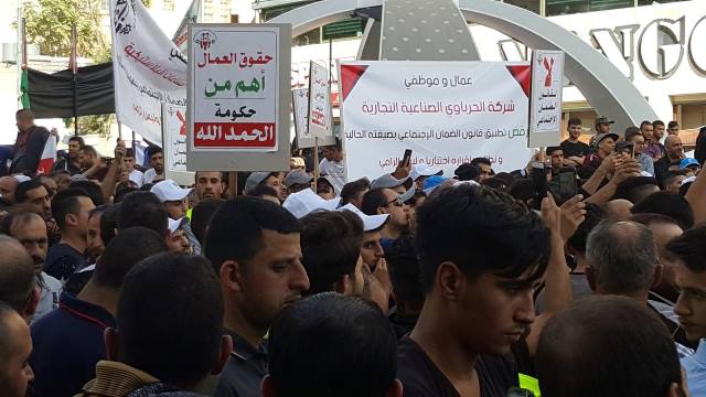 الخليل : تظاهرة عمالية  ضد قانون الضمان
