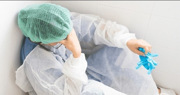 انتحار ممرضة بلندن بعد وفاة 8 مرضى كورونا