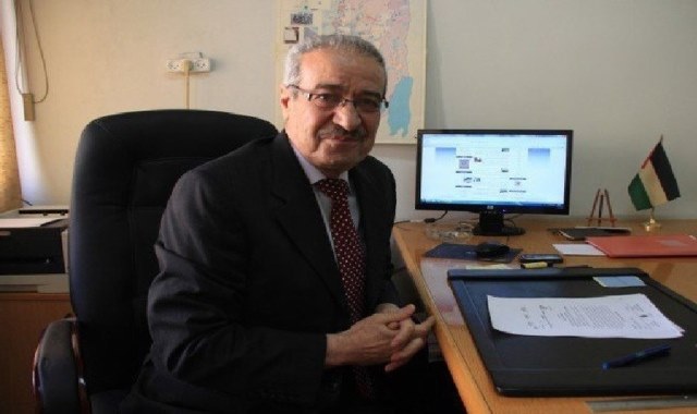خالد: الوثنيون وحدهم هم الذين يقفون عندما يعزف السلام الوطني