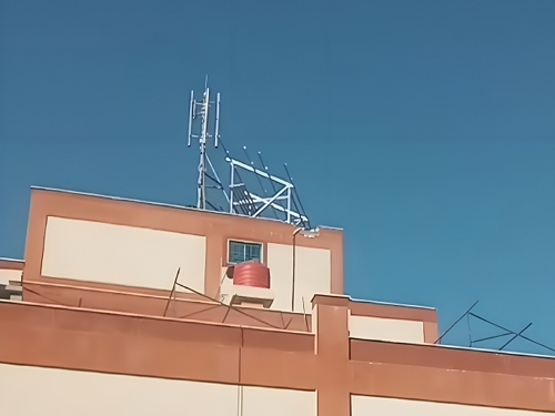 تركيب برج اتصالات في مخيم اليرموك