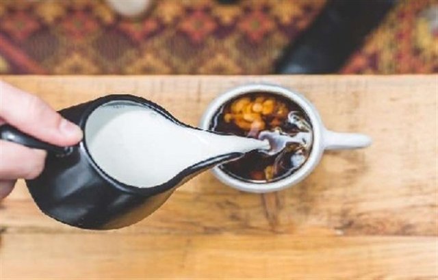 احذر من تناول الشاي بالحليب !