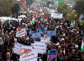 موظفو الأونروا خلال تظاهرة حاشدة بغزة: حقوقنا خط أحمر