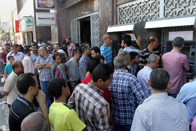 الاقتصاد : ستقترض من البنوك لزيادة رواتب الموظفين برمضان والعيد