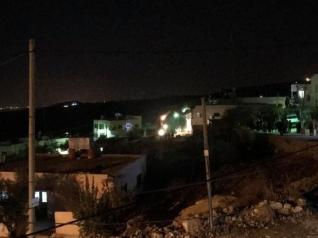 الخليل .. استشهاد مواطن واصابة نجله بصدمهم من قبل جرافة عسكرية اسرائيلية