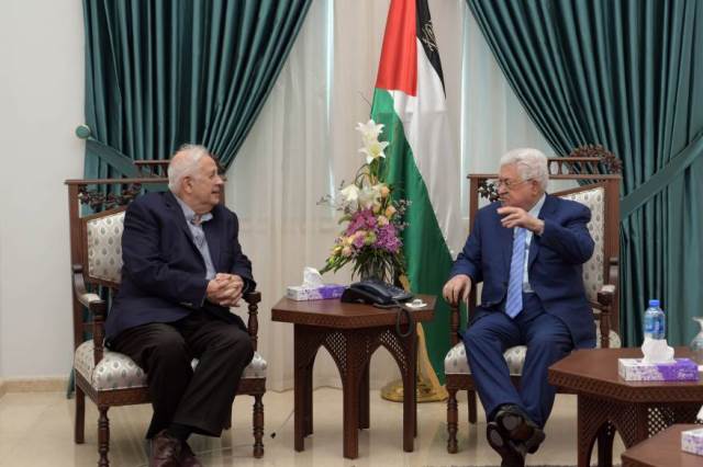 عباس يبحث مع ناصر إجراء الانتخابات التشريعية