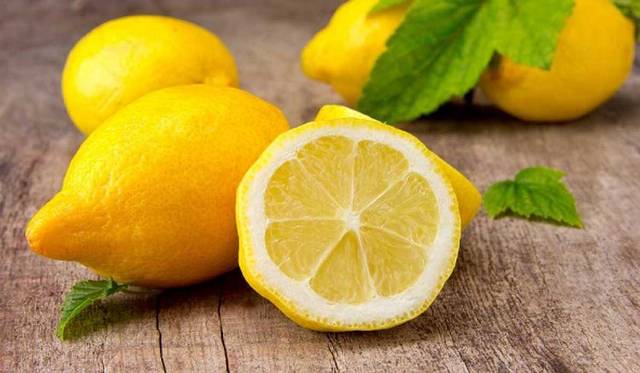 الليمون والملح والفلفل الأسود.. حل لـ10 مشاكل صحية