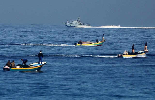 الاحتلال يستهدف المزارعين والصيادين جنوب القطاع ويواصل مداهماته واعتقالاته بالضفة